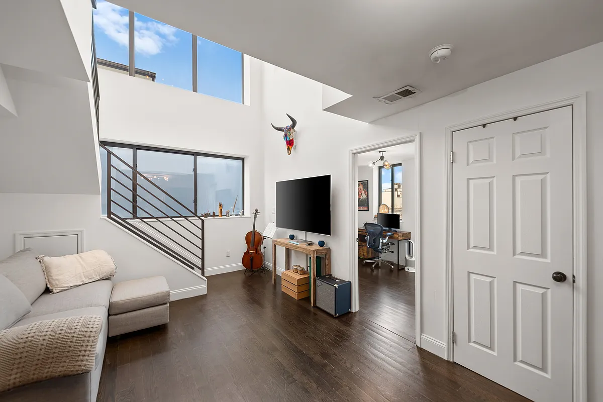 Building Photo - 188 Woodpoint Rd #Penthouse B