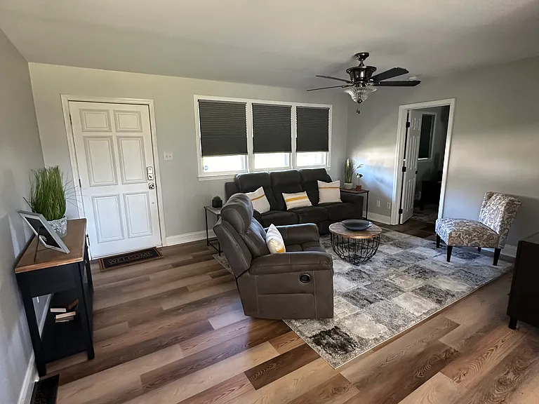 725 W Phillips Dr — Photo 9
