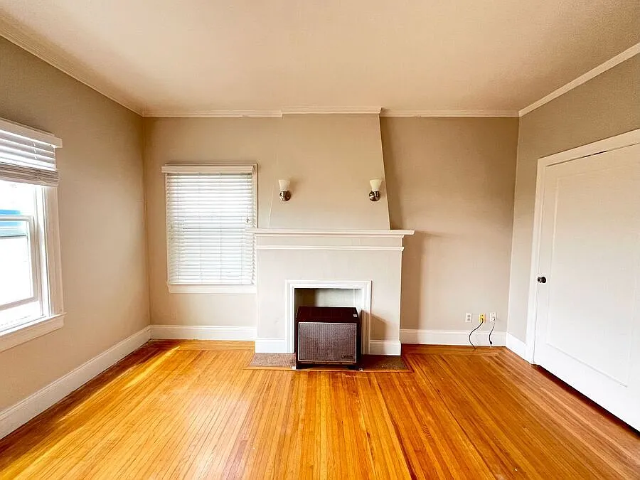 Spacious one bedroom in classic building, great location! — Photo 4