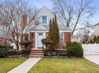16 Crimson Ave S, Malverne, NY 11565