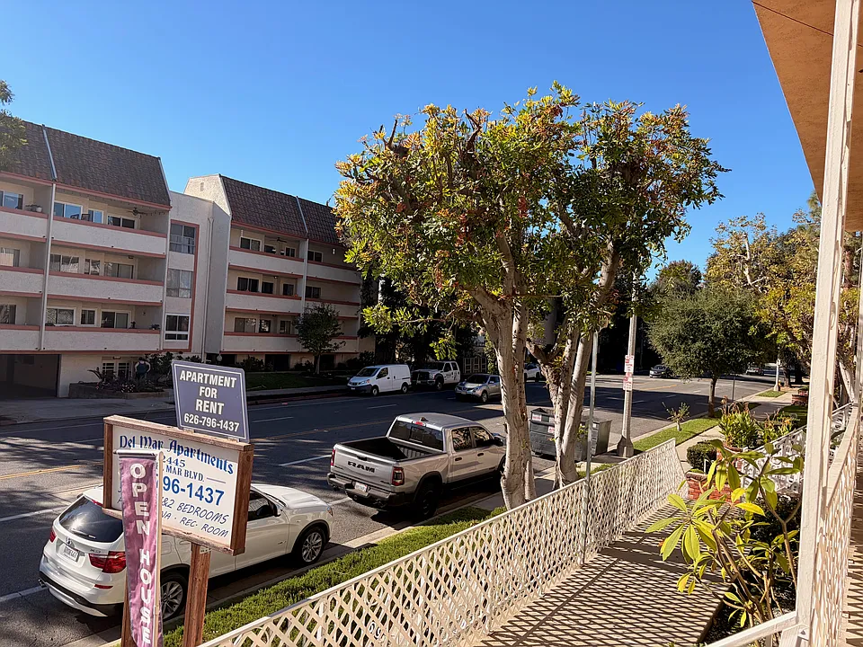 E Del Mar Blvd