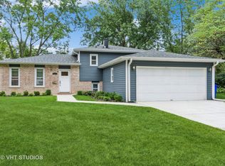 1350 Kent Ct, Wheaton, IL 60189