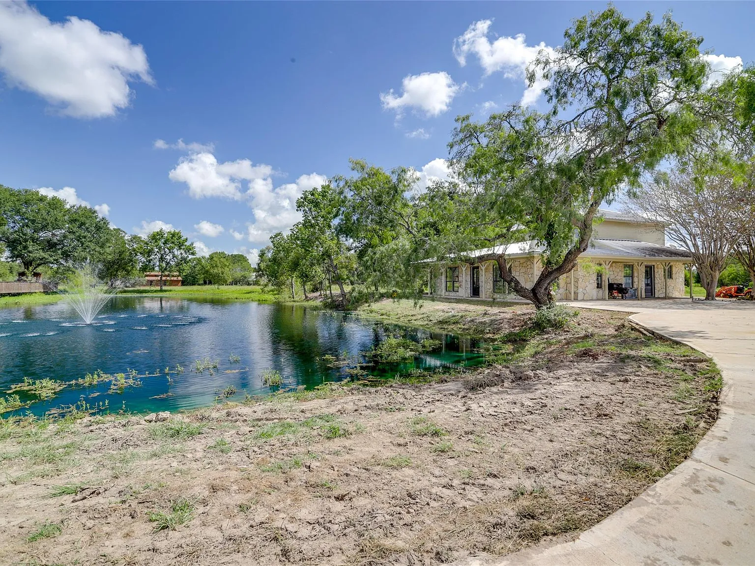 2 bed, 1.5 bath, 2565 sqft, $2,100 — Photo 2