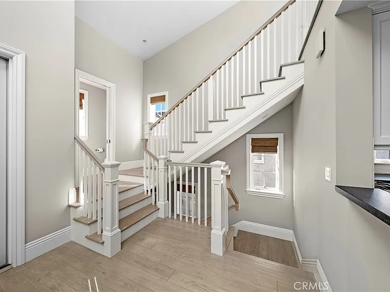 515 1/2 Narcissus Ave — Photo 8