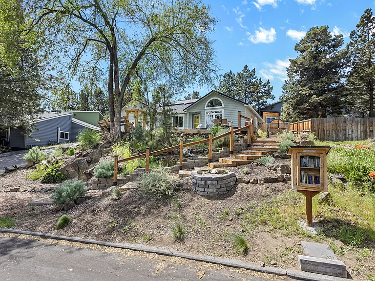 2807 NE Lotno Dr — Photo 1