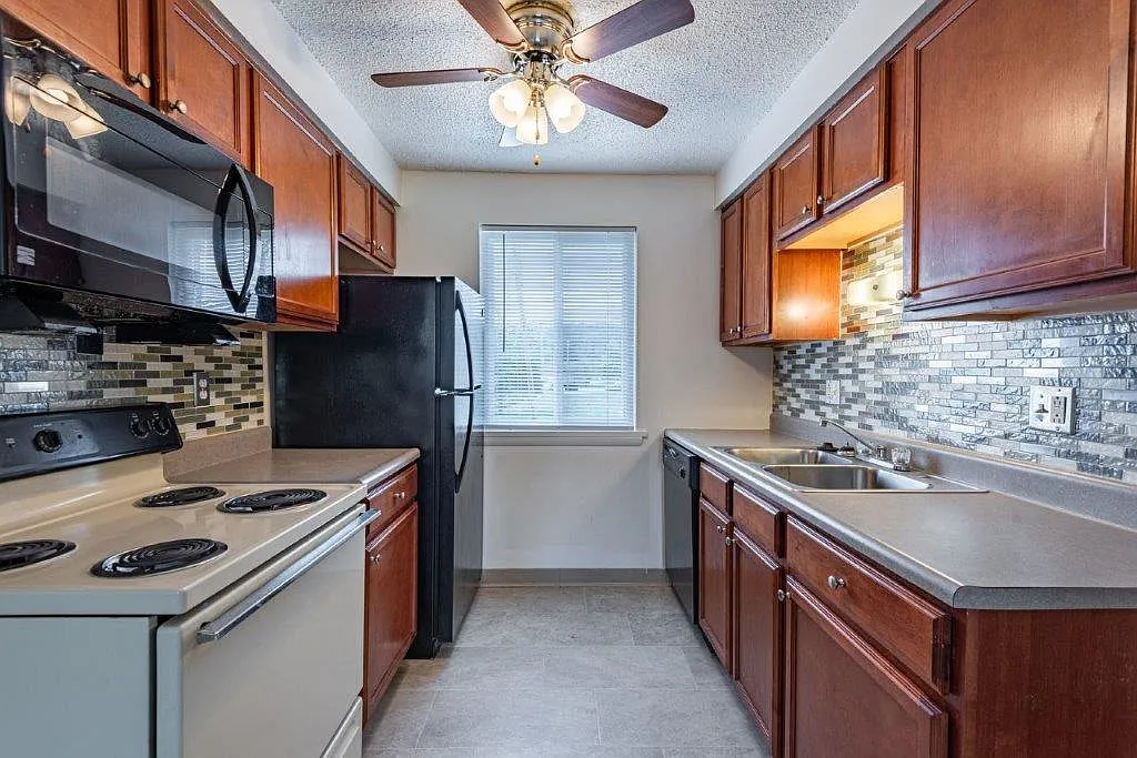 Glenbrook Manor Apartment Homes — Photo 3