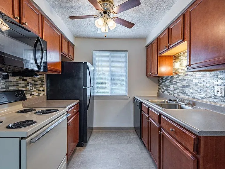 Glenbrook Manor Apartment Homes — Photo 3