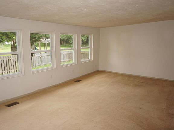 4th image of 9729 Heckscher Dr