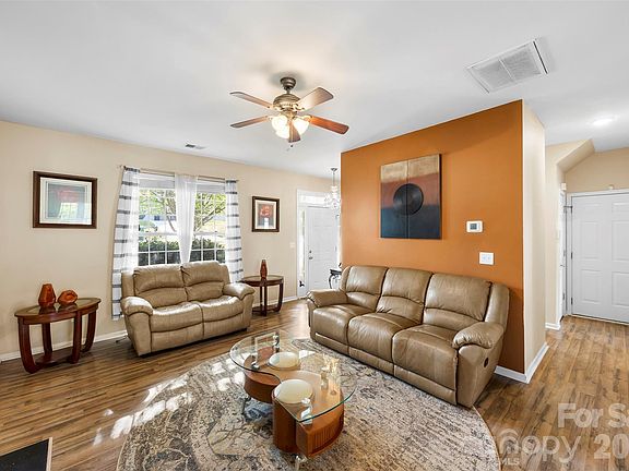 5th image of 624 Cliffs Inn Cir