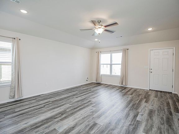 5th image of 525 Woodcreek St