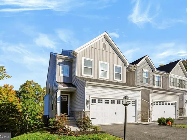 8 Woods Dr, Camp Hill, PA 17011