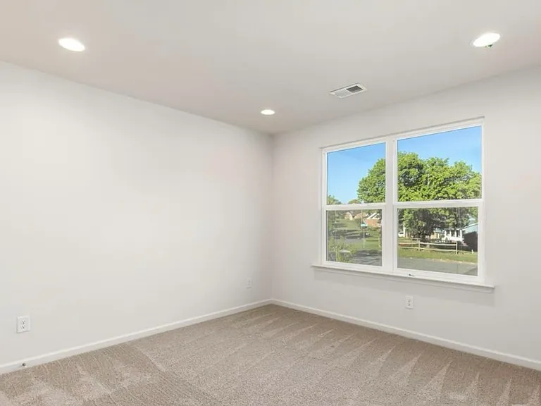 2633 Capitol Dr — Photo 13