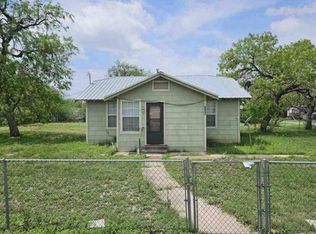 223 N May St, Pettus, TX 78146