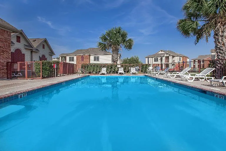 Las Brisas Apartments — Photo 3