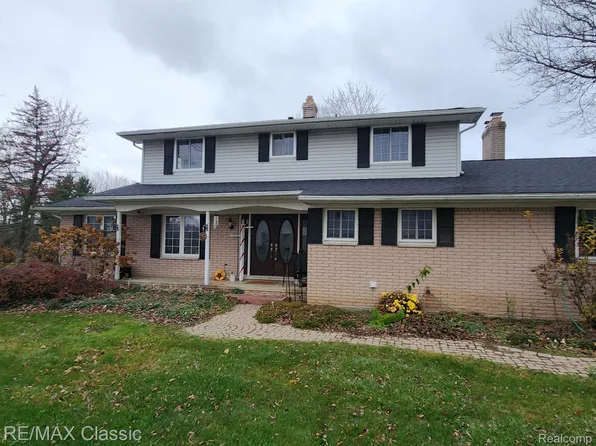 3747 Sandbar Dr, Commerce Township, MI 48382