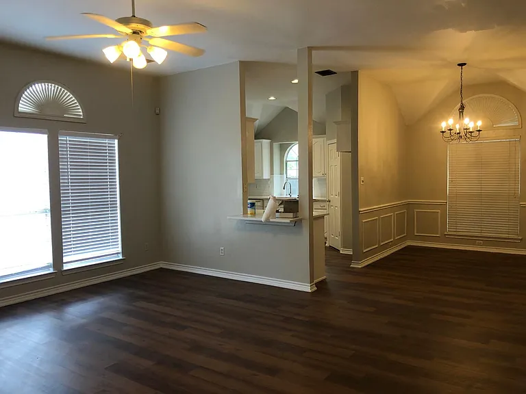 1406 Oxford Dr — Photo 7