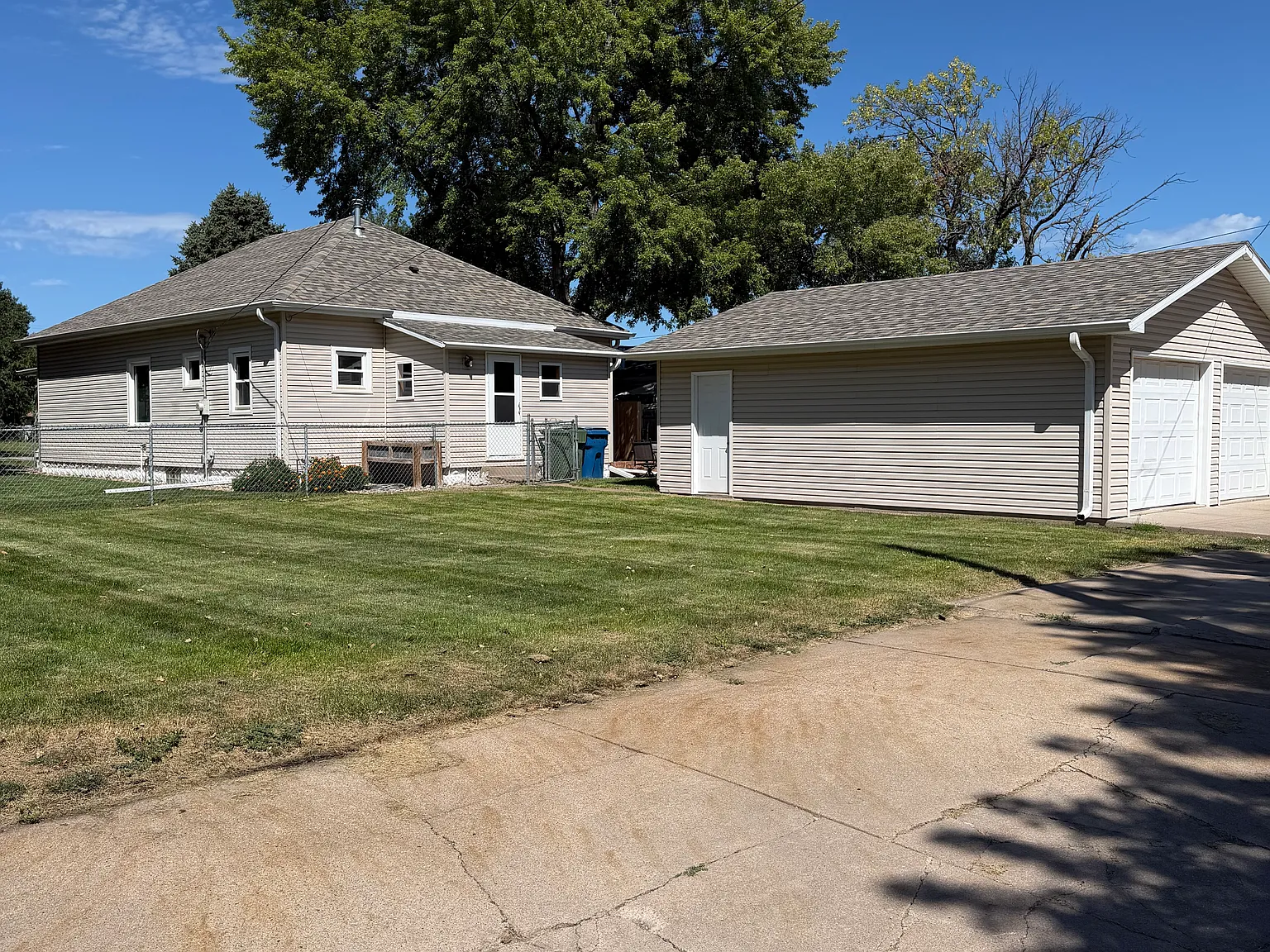 3 bed, 1176 sqft, $2,100 — Photo 2
