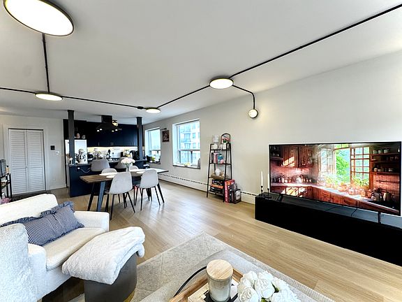 2nd image of 420 Eglinton Ave E #102
