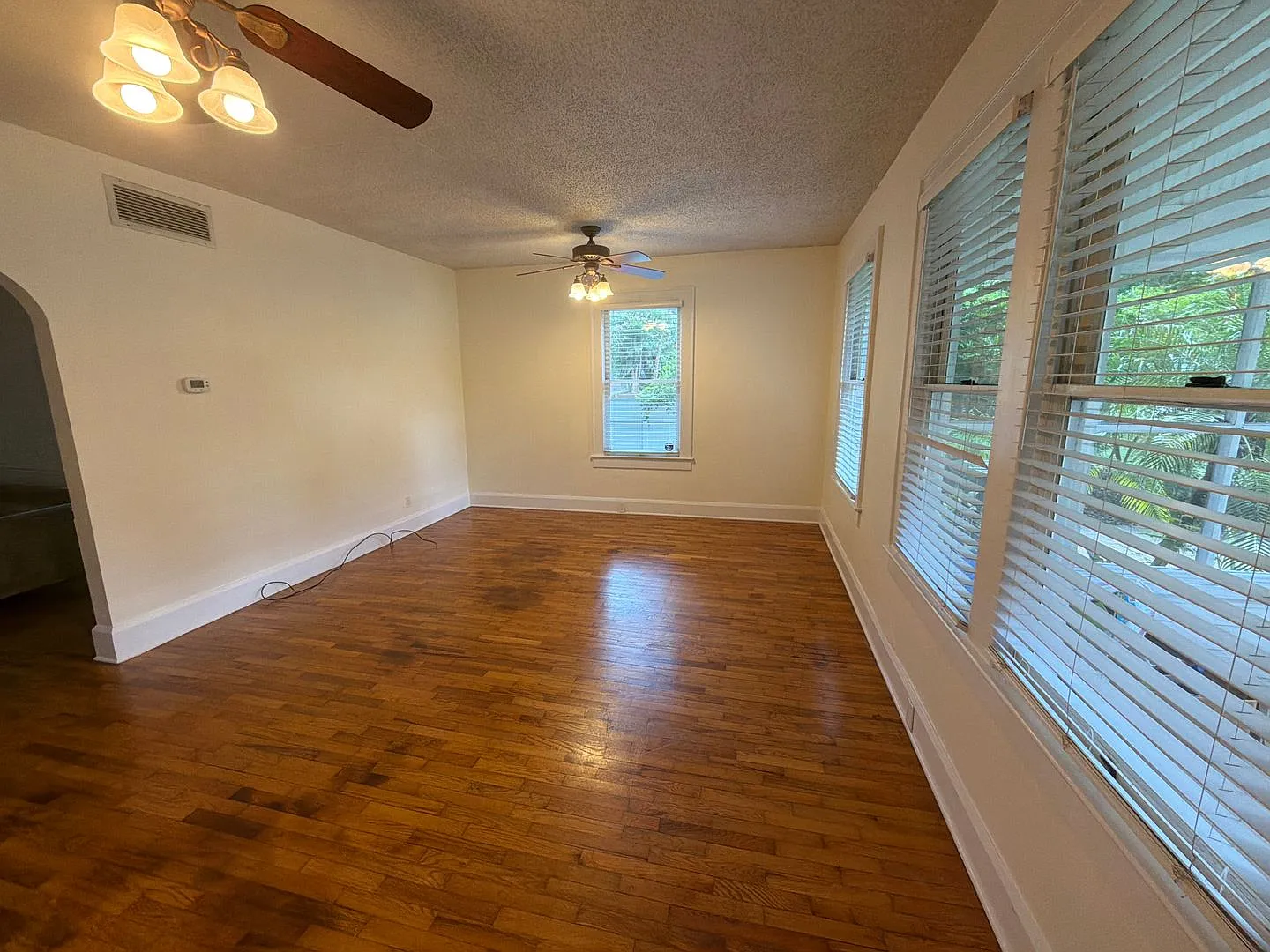 Charming 1925 Bungalow in Orlando Updated Kitchen & Hardwood Floors Throughout — Photo 3