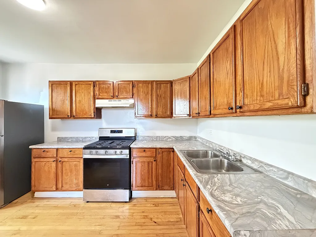 Attractive 2 Bed, 1 Bath at Haddon + Kildare (Humboldt Park) — Photo 4