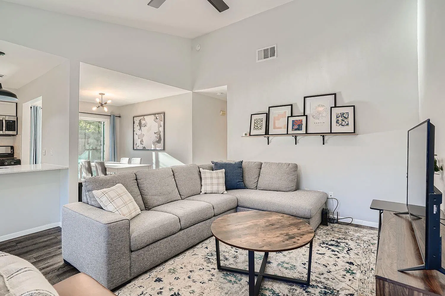 3 bed, 2.0 bath, 1950 sqft, $1,700 — Photo 3