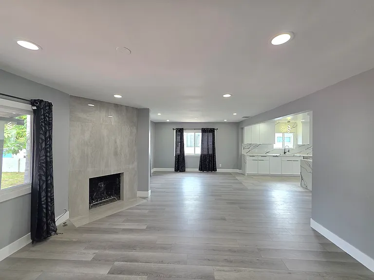7523 Darby Ave — Photo 4