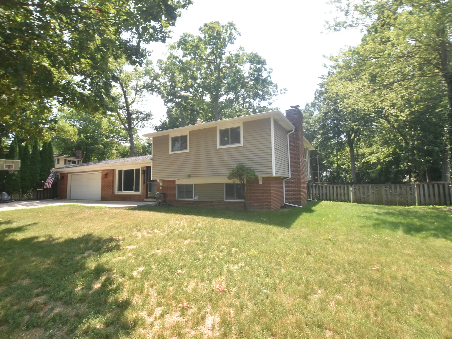 4 bed, 1800 sqft, $2,700 — Photo 2