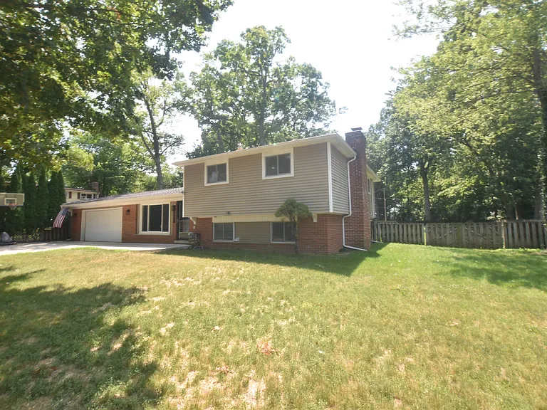 2571 Red Arrow Dr — Photo 2