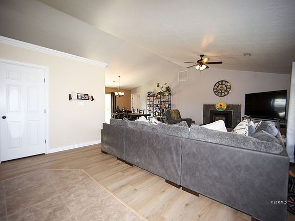 5th image of 455 Blakeland Dr