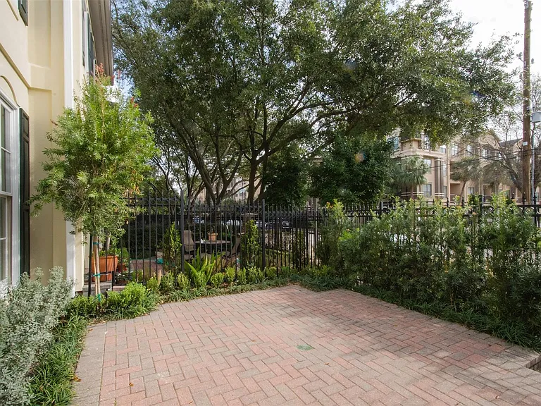 5144 Chevy Chase Dr — Photo 3