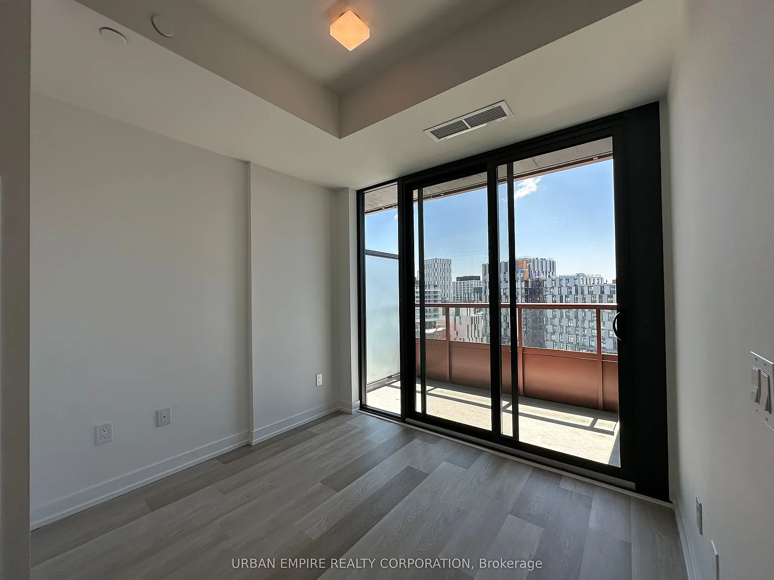 28 Eastern — Photo 3