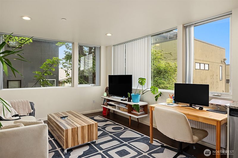 5th image of 1814 E Denny Way
