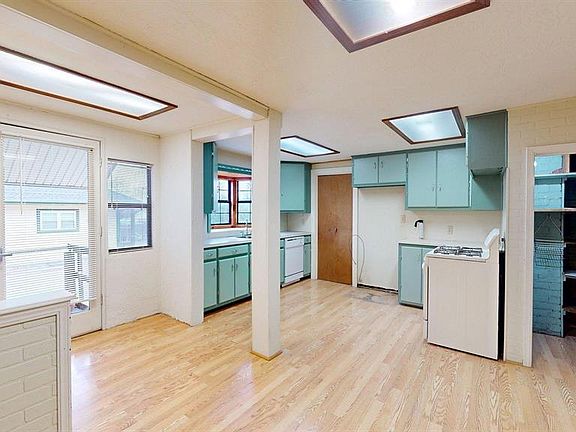 4th image of 230 W Adams St