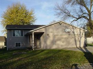 201 S Cardinal Dr, Brandon, SD 57005