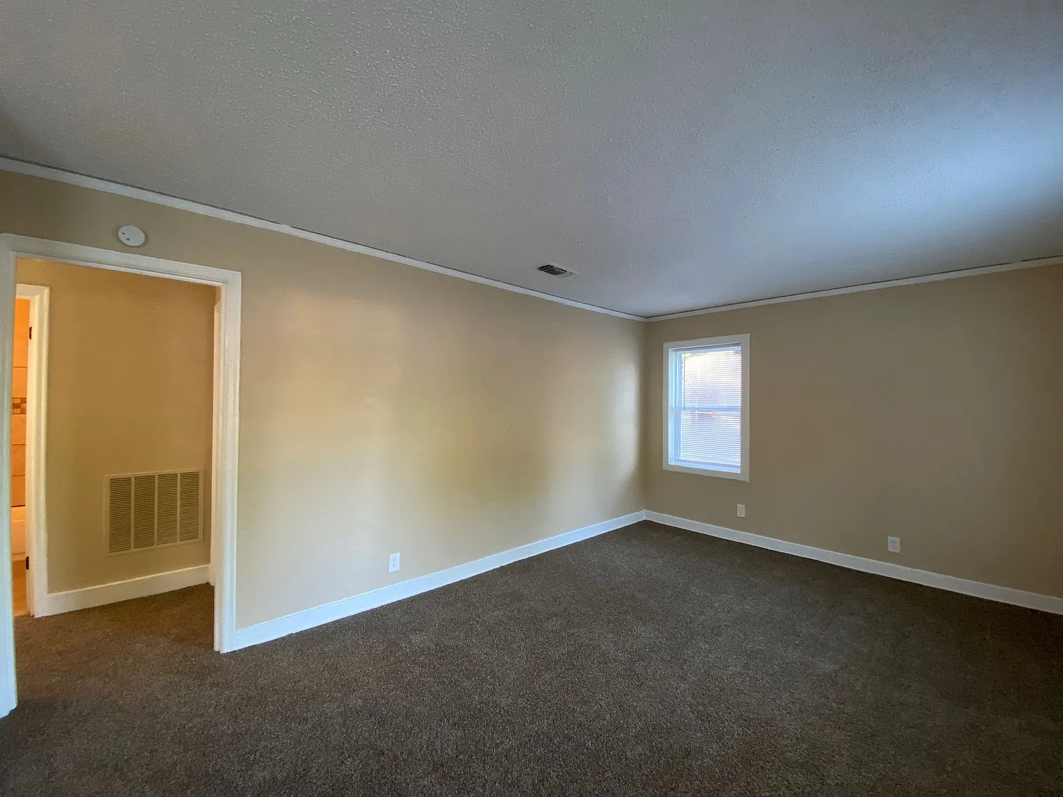 2734 Henley Dr — Photo 2