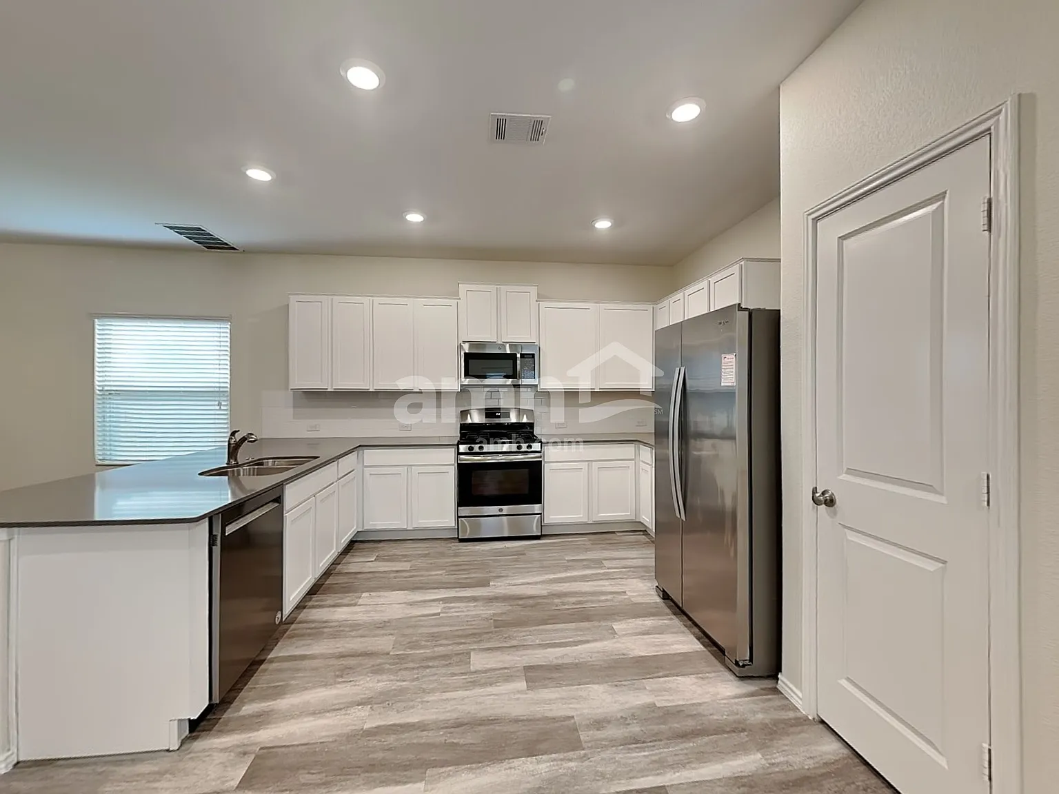 3 bed, 2.5 bath, 2050 sqft, $2,320 — Photo 3