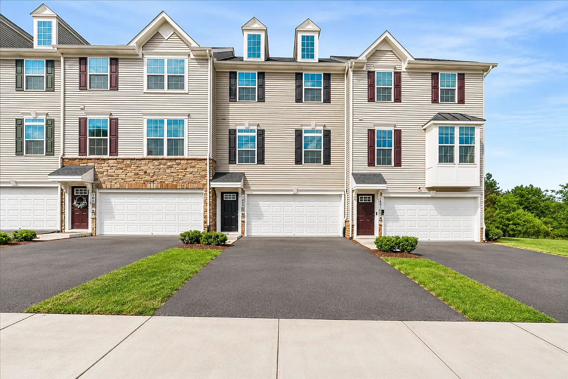 3 bed, 3.5 bath, 2016 sqft, $3,150 — Photo 1
