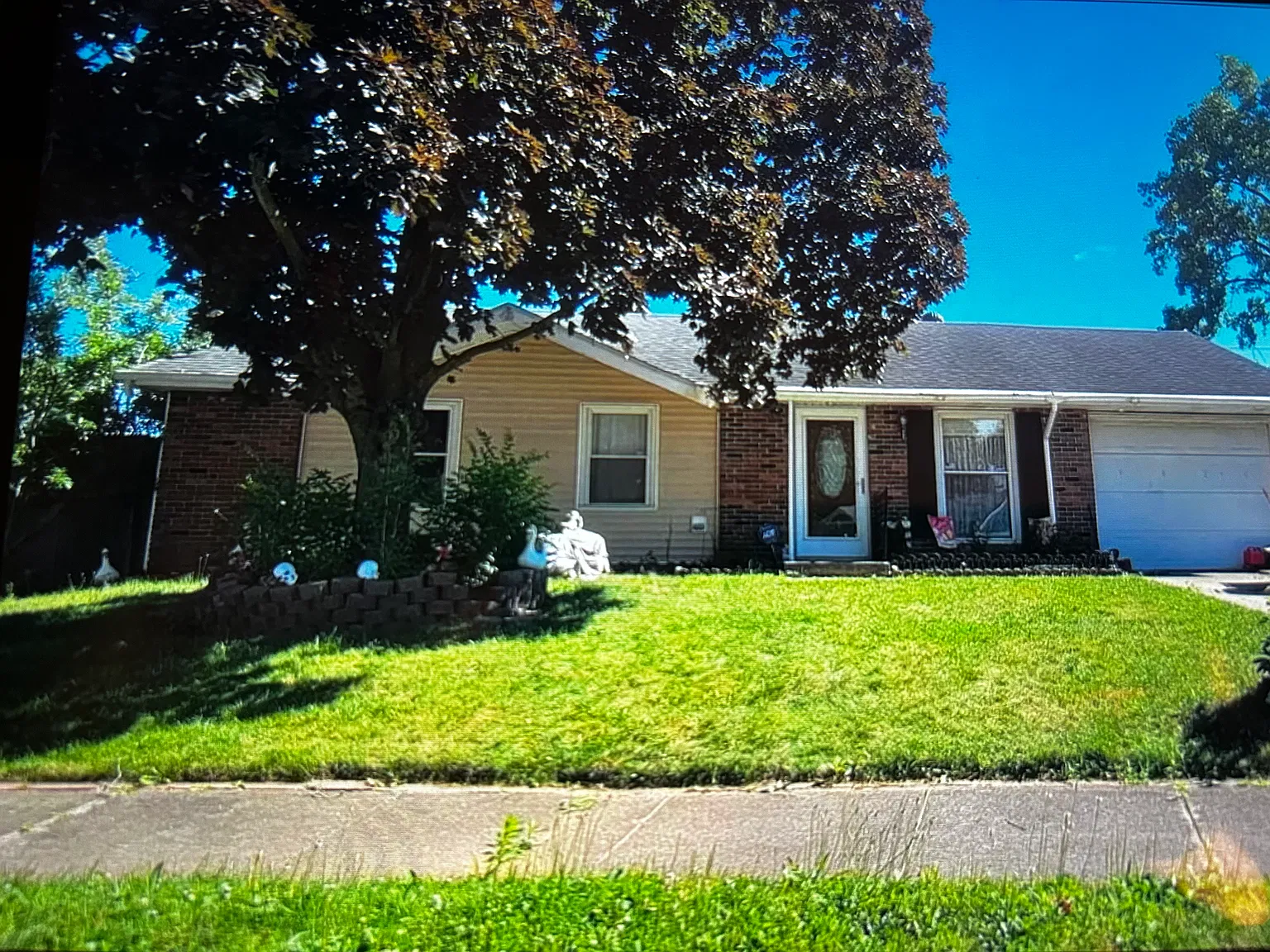 1426 W Viking Dr — Photo 2