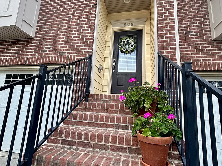 5319 Cambridgeshire Loop — Photo 2