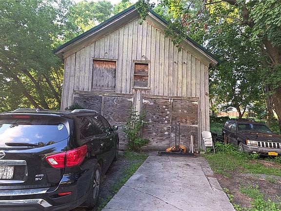 3rd image of 133 Winslow St