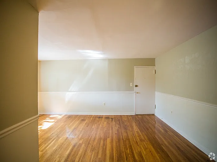 Kings Square Apartments — Photo 19