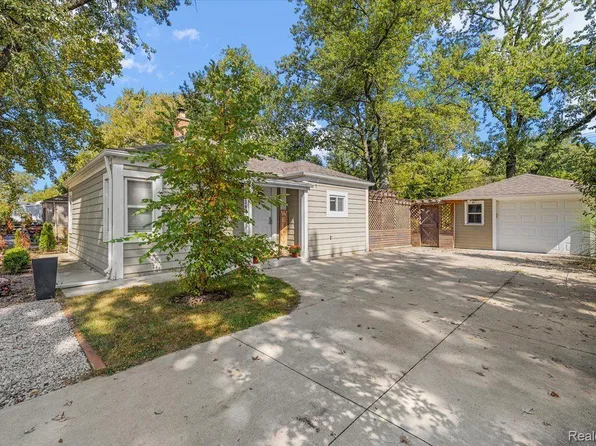 3239 Crooks Rd, Rochester Hills, MI 48309