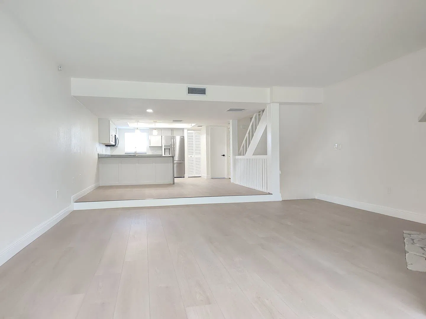 255 Capri Cir N — Photo 3
