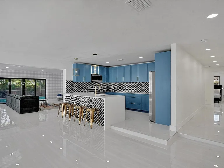 1141 N Northlake Dr — Photo 13