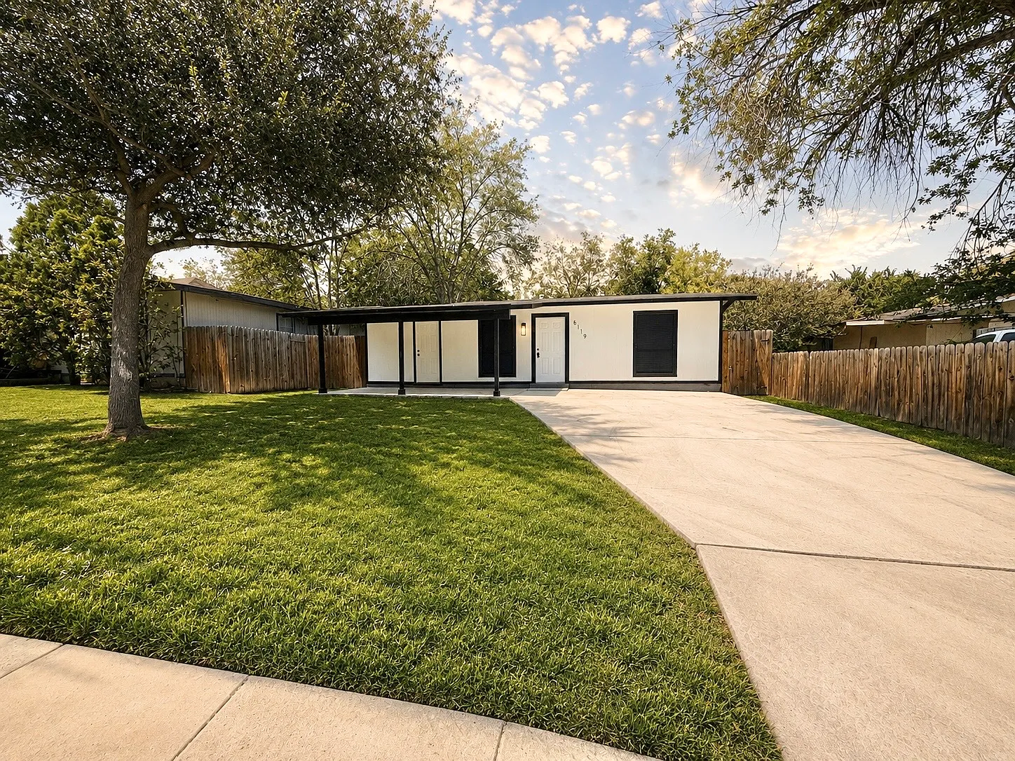 3 bed, 1000 sqft, $1,350 — Photo 1