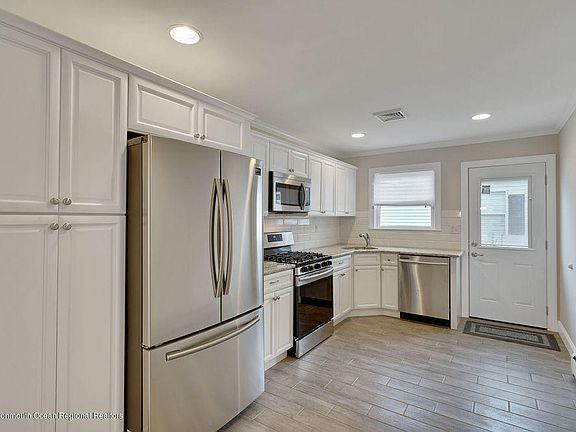 3rd image of 14 Lumsden Ct