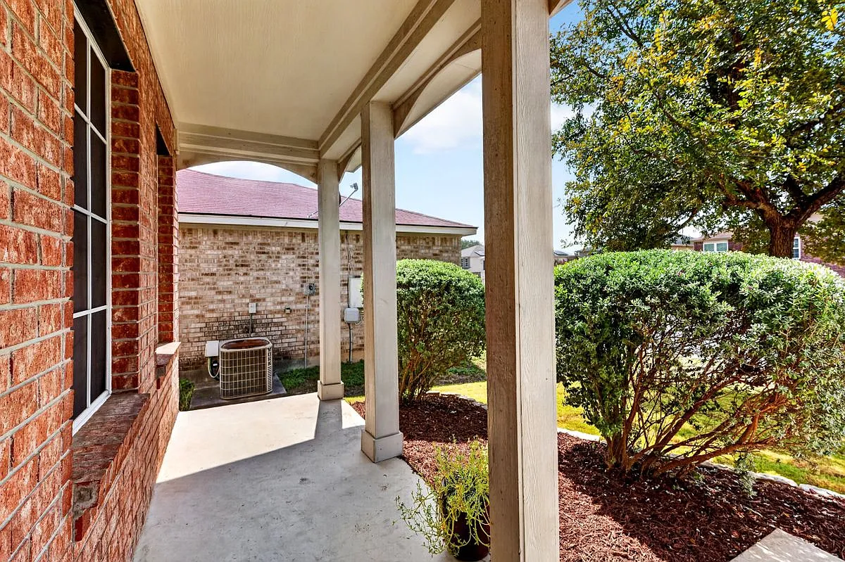 3 bed, 3.0 bath, 2372 sqft, $2,250 — Photo 4