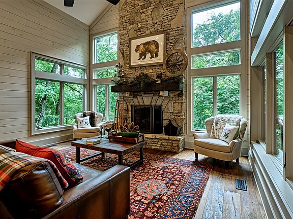 5th image of 330 Western Rhodes Drive