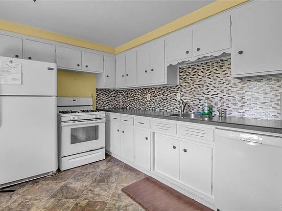 3rd image of 253 Bissell Ave