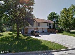 110 Rolling Hills Cir, Grand Forks, ND 58201